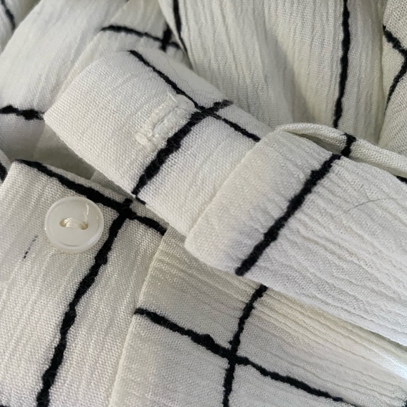 Lush white w/ black pane crinkle, long sleeve, Dropped neck 3- button size Small - Picture 5 of 8